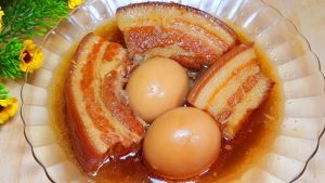 Một bát thịt kho trứng có chứa khoảng 700 calo