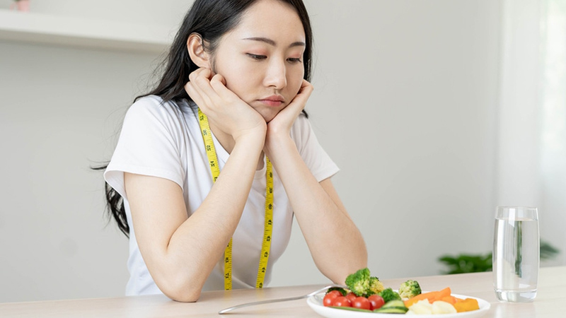 Ngủ đủ giấc và ăn chậm nhai kỹ giúp tăng cảm giác no và kiểm soát calo