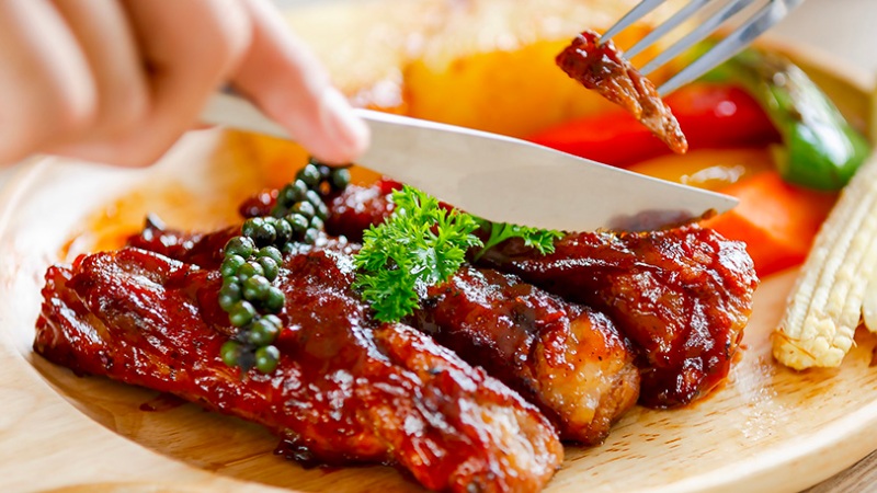 Nước sốt BBQ/caramel tăng calo cơm sườn lên 700-900 calo mỗi bữa ăn