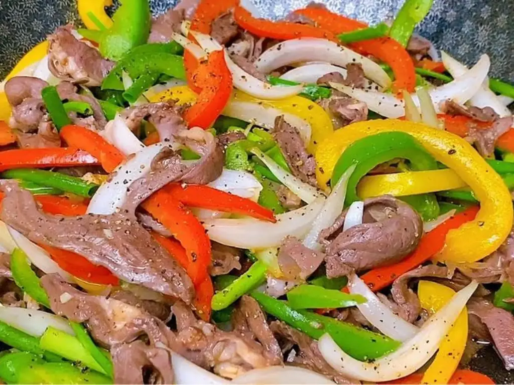 Chọn cật lợn tươi, nấu chín kỹ trên 75°C, kết hợp rau xanh để giảm hấp thu cholestero
