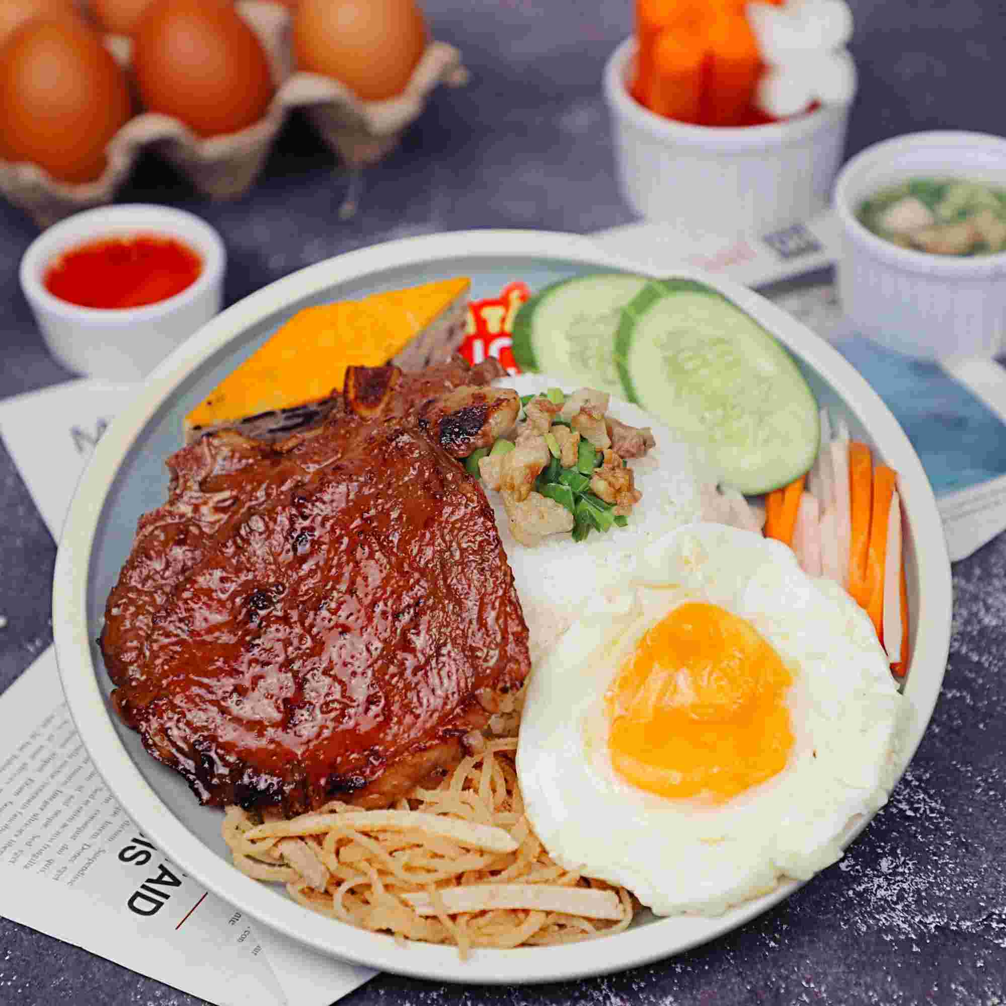 Dĩa cơm sườn bao nhiêu calo? Một dĩa thường chứa khoảng 527–770 calo, tùy vào sườn, bì, chả và trứng ăn kèm.