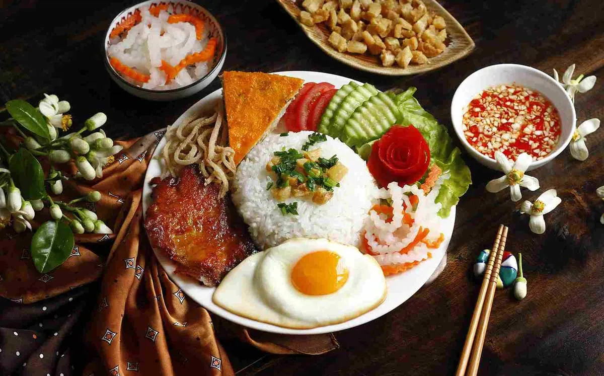 Dĩa cơm sườn — một bữa ăn truyền thống Việt với calo từ 525-800 tùy loại