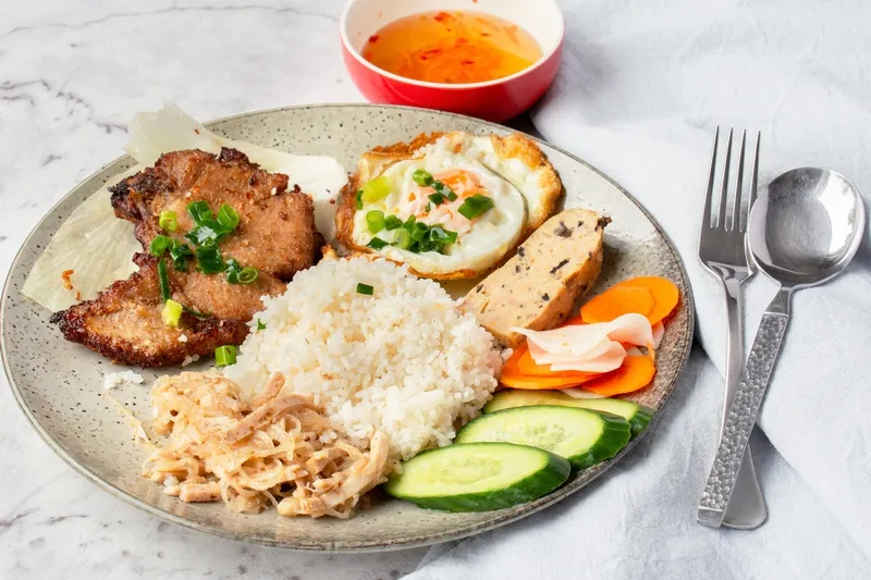 Dĩa cơm sườn bao nhiêu calo: chi tiết từng loại