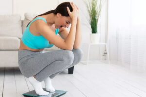 Tại sao mới tập thể dục lại tăng cân? Nguyên nhân thường do tăng cơ, tích nước tạm thời và ăn nhiều hơn sau khi tập.