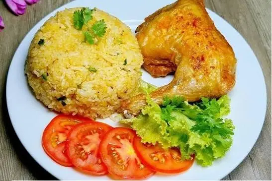 Suất cơm gà xối mỡ nào có thể chứa nhiều calo hơn?