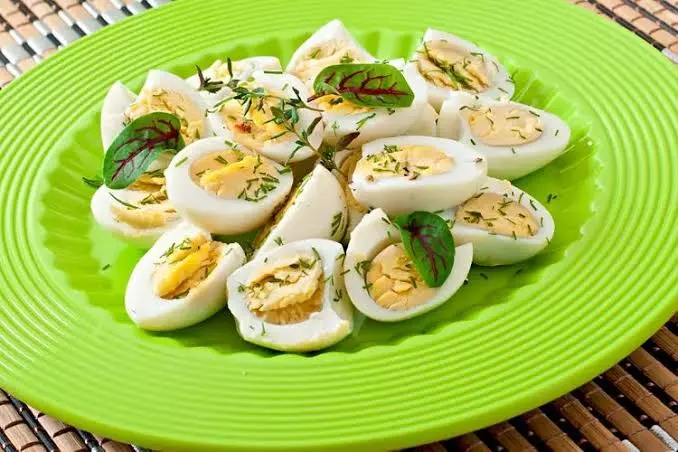 Nếu lỡ ăn nhiều trứng, nên làm gì?