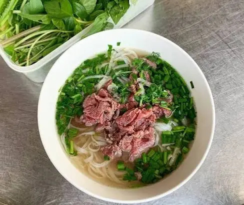 Lượng calo trong bát phở đến từ bánh phở, thịt và nước dùng thế nào?