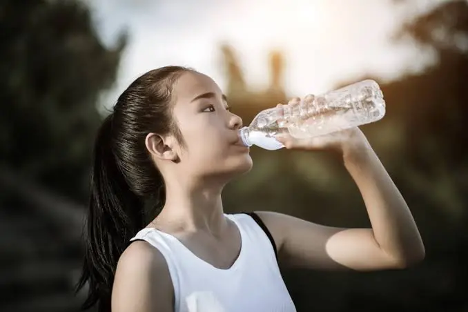 Người trưởng thành nên uống bao nhiêu lít nước lọc mỗi ngày?