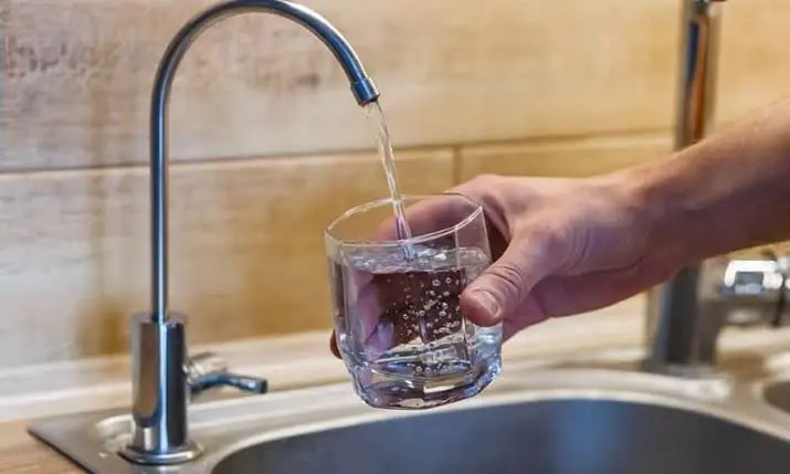 Nước từ thức ăn và đồ uống khác có được tính vào lượng nước mỗi ngày không?