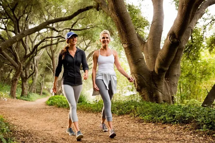 Đi bộ nhanh bao lâu mỗi tuần để đáp ứng khuyến nghị vận động?