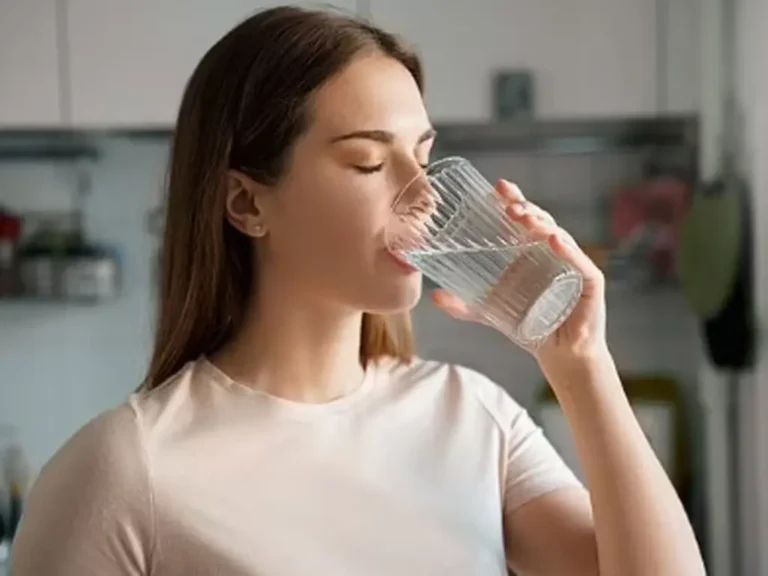 Nhu cầu nước thay đổi theo vận động, thời tiết và tình trạng sức khỏe ra sao?