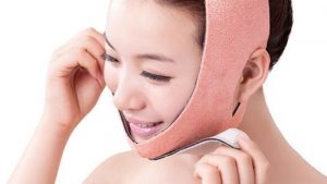 Đeo mặt nạ cố định giúp thon gọn gương mặt hiệu quả