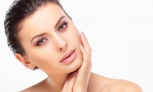 Ai cũng có thể thực hiện làm đầy thái dương bằng cách tiêm filler