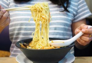 Cắt mí mắt nên kiêng ăn mì tôm cho đến khi vết thương lành lại