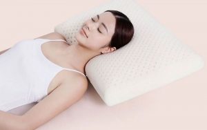 Nên nằm thẳng sau khi nâng mũi khoảng 2 tuần đầu để bảo vệ mũi