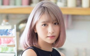 Tóc ngắn ngang vai uốn cúp đuôi khá hợp với nàng mặt gầy