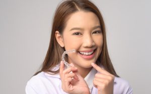 Niềng răng trong suốt có cần nhổ răng không là thắc mắc của nhiều người