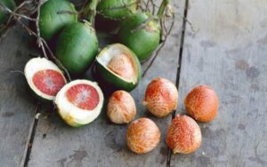 Rượu cau được làm từ những quả cau nguyên chất giúp loại bỏ các mảng bám tối màu