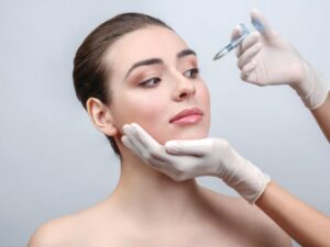Khi tiêm quá nhiều filler vào cùng một vị trí, có thể xảy ra hiện tượng chảy xệ da.
