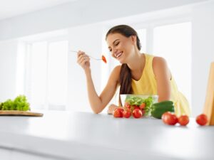 Bạn nên tham khảo ý kiến bác sĩ và xây dựng thực đơn ăn uống khoa học, lành mạnh