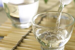 Súc miệng bằng dầu dừa góp phần đẩy lùi mảng bám và giúp răng trắng sáng