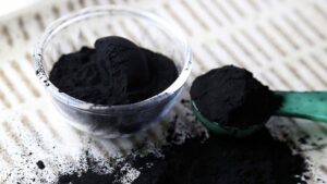 Cận cảnh hình ảnh than hoạt tính có tác dụng làm trắng và sạch răng