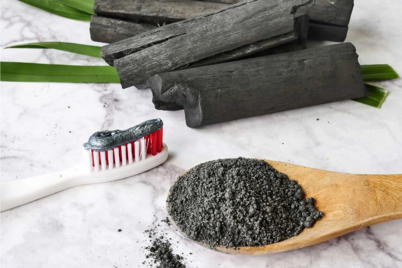 Sử dụng bột than tre đánh răng hàng ngày có thể làm trắng răng
