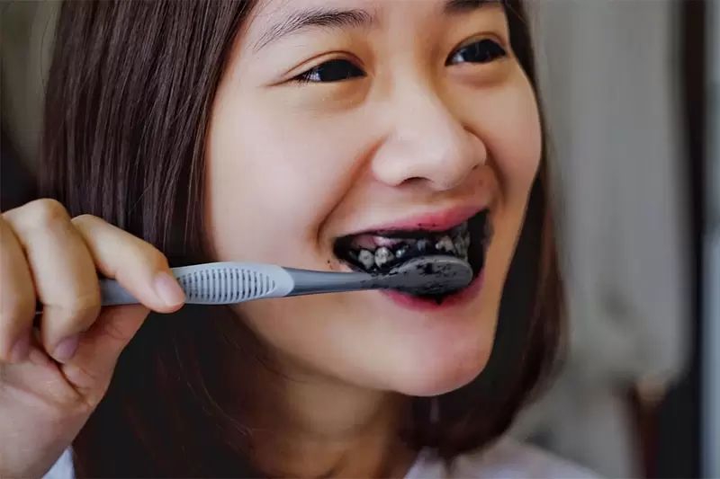 Trộn kem đánh răng với bột than làm tăng hiệu quả tẩy trắng răng