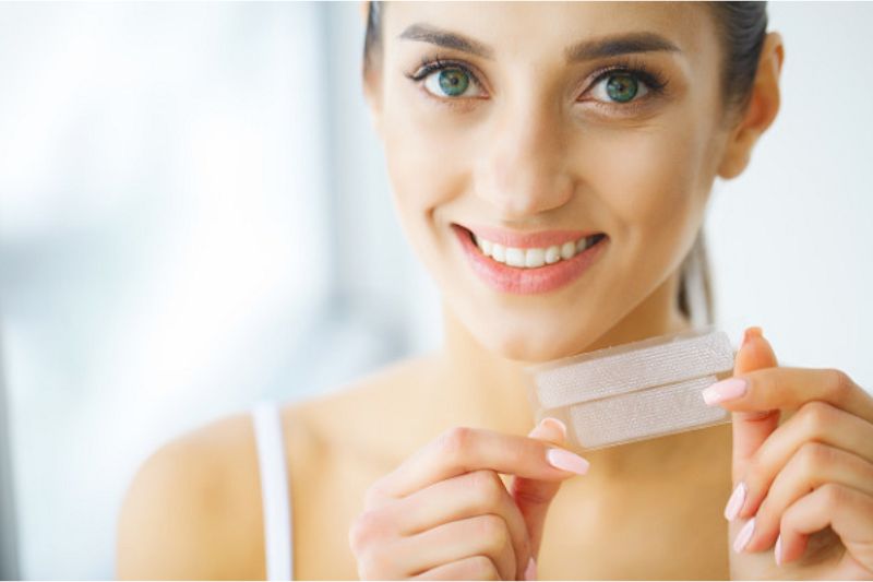 Dễ dàng tẩy trắng răng với miếng dán nha khoa