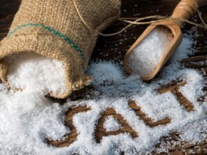 Làm trắng răng bằng nguyên liệu muối khá đơn giản