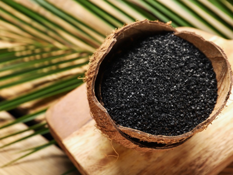 Than hoạt tính làm sạch các chất bẩn, cặn bã đang bám trên bề mặt răng, từ đó giúp răng trắng sáng