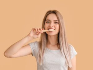 Bạn có thể sử dụng mật ong và kem đánh răng để vệ sinh răng miệng hàng ngày giúp răng trắng sáng, khỏe mạnh hơn