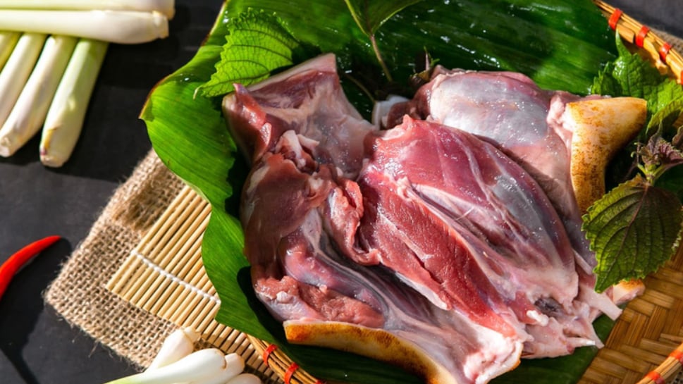 Ăn thịt dê sau khi cắt mí