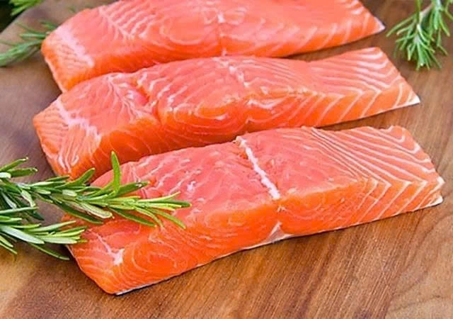 Ăn cá hồi khi cắt mí