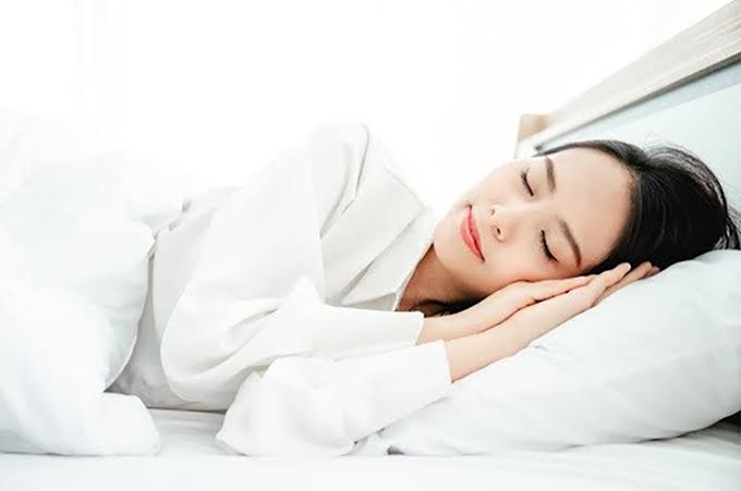 Ngủ nghiêng lâu có thể làm mặt lệch nhẹ không