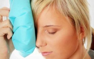 Chườm đá giảm sưng mí mắt