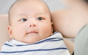 Trẻ sơ sinh có biểu hiện mắt to mắt nhỏ