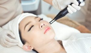 Chiếu tia laser phù hợp lên vùng da lão hóa có thể cải thiện tình hình