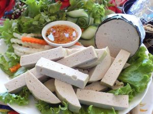 Nên kiêng ăn chả lụa bò, gà, hải sản khi nâng mũi