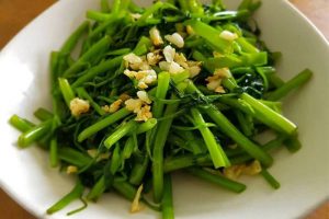 Nên kiêng ăn rau muống khoảng 1 tháng sau nâng mũi để an toàn