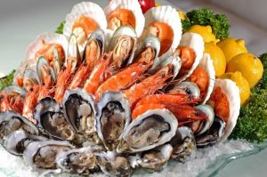Bạn không nên ăn hải sản vì sẽ gây ra tình trạng dị ứng, kích ứng lên vết thương
