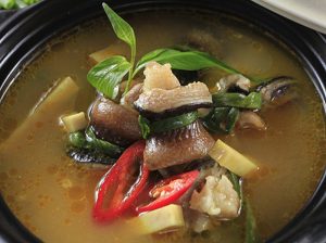 Nấu lươn hầm cùng với sâm sẽ giúp cơ thể ấm hơn, tăng cường đề kháng