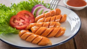 Sau nâng mũi không nên ăn xúc xích có thể khiến vết thương lâu lành hơn