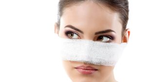 Khoảng 4 - 5 ngày sau khi nâng mũi là bạn có thể tháo băng