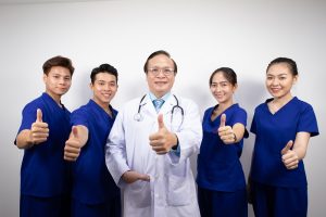 Bác sĩ Nguyễn Kim Khoa luôn quan tâm đến sức khỏe và sự an toàn của khách hàng