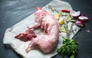 Cắt mí có được ăn thịt thỏ không và nên ăn gì để mắt nhanh lành?