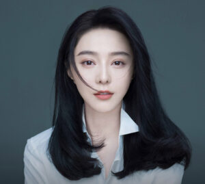 Đôi mắt giọt lệ sắc nét, tạo cảm giác long lanh, cuốn hút