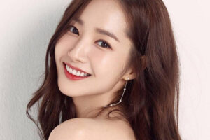 Trang điểm có thể che tình trạng cằm bị nhô một cách tinh tế