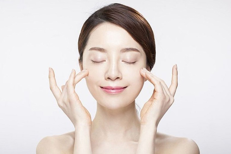 Thường xuyên massage mắt cũng giúp ngăn chặn mắt lão hoá