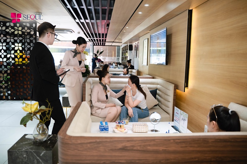 Tham khảo ý kiến của chuyên gia và tìm hiểu kỹ lưỡng về phương pháp trước khi cắt mí